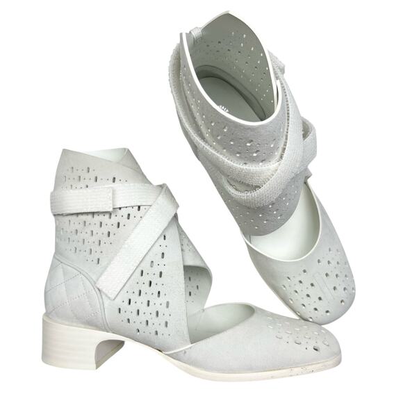 CHANEL Interlocking CC Logo Perforated Ankle Suede Boots EU 40 US 10 White Heels - Picture 1 of 13